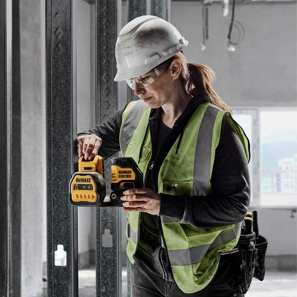 Dewalt DCLE34020G 20V MAX* Cordless Cross Line Green Laser Kit - Image 3
