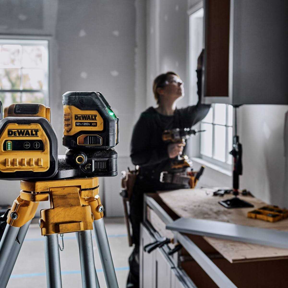 Dewalt DCLE34020G 20V MAX* Cordless Cross Line Green Laser Kit - Image 5