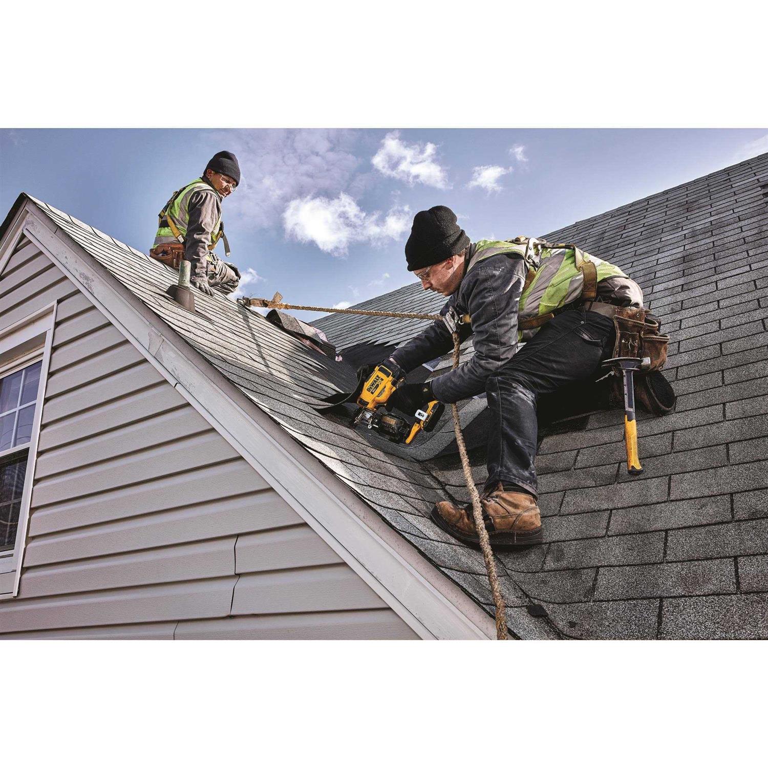 DeWalt 20V MAX 15 Cordless Coil Roofing Nailer DCN45RNB - Image 5