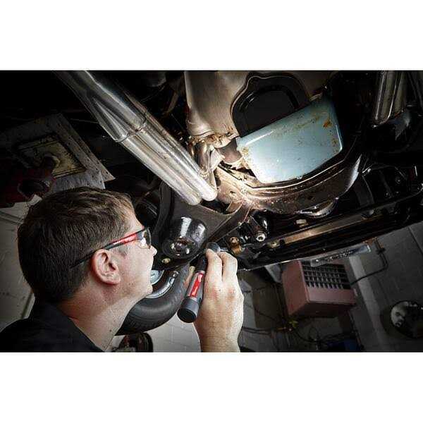 Milwaukee 2161-21 USB Rechargeable Twist Focus Flashlight - Image 5