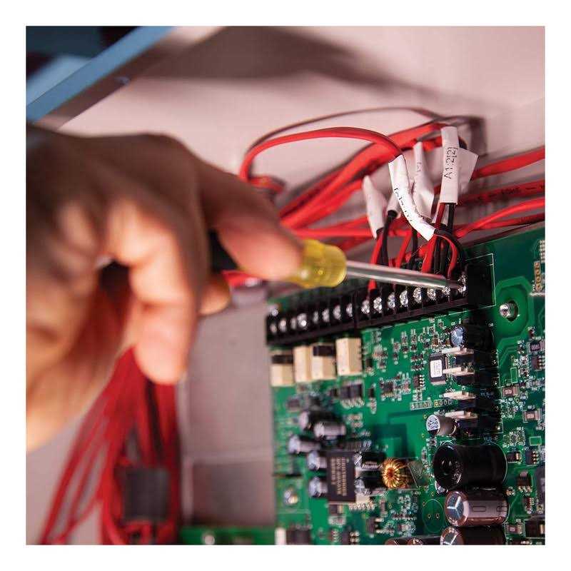 Klein Tools 32614 4-in-1 Electronics Pocket Screwdriver - Image 4