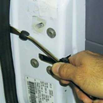 Lisle 35260 Plastic Fastener Remover - Image 3