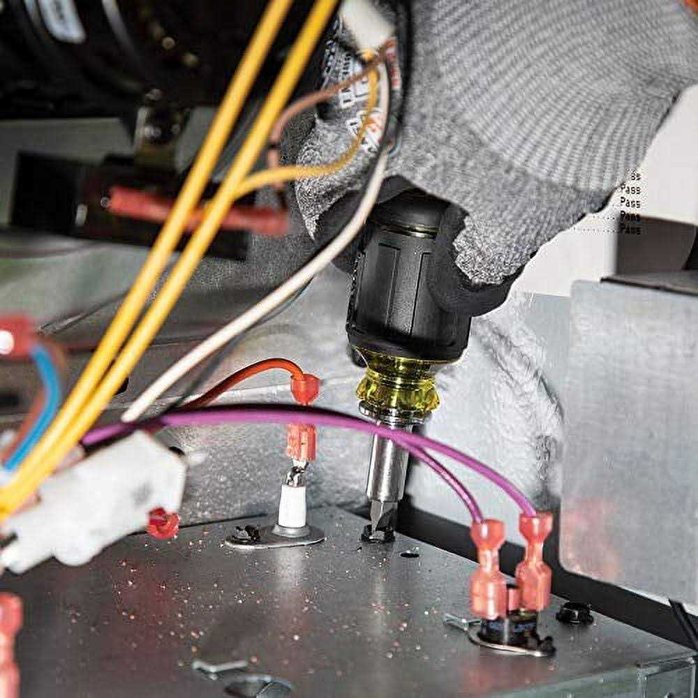 Klein Tools 32308 8 in 1 Multi Bit Adjustable Length Stubby Screwdriver - Image 3