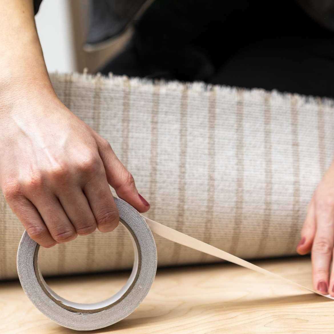 Duck 2.44 in. x 15 ft. White Indoor/Outdoor Seaming Carpet Tape - Image 4