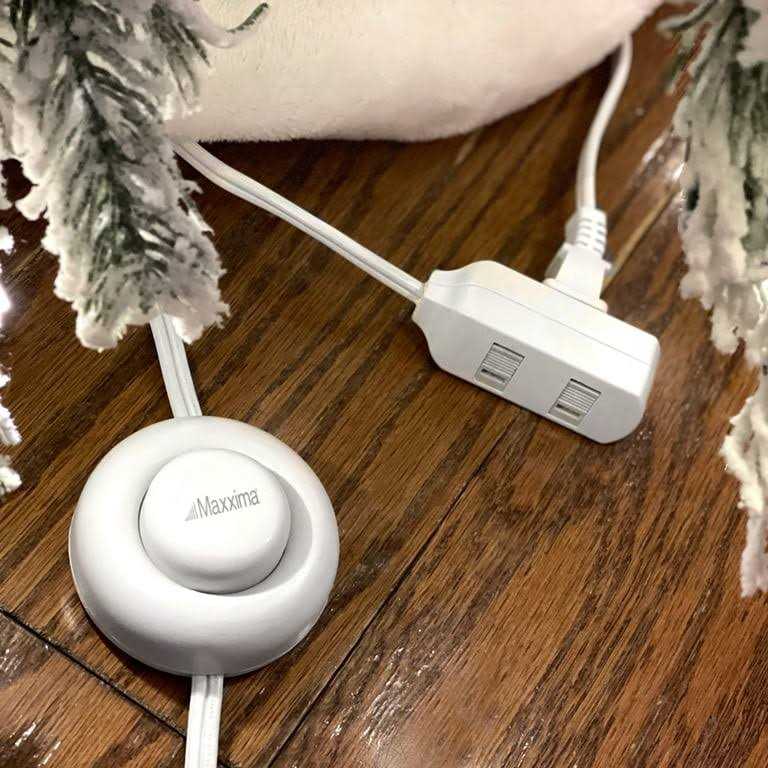 Maxxima 9 Foot 3 Outlet Foot Switch Extension Cord - Image 5