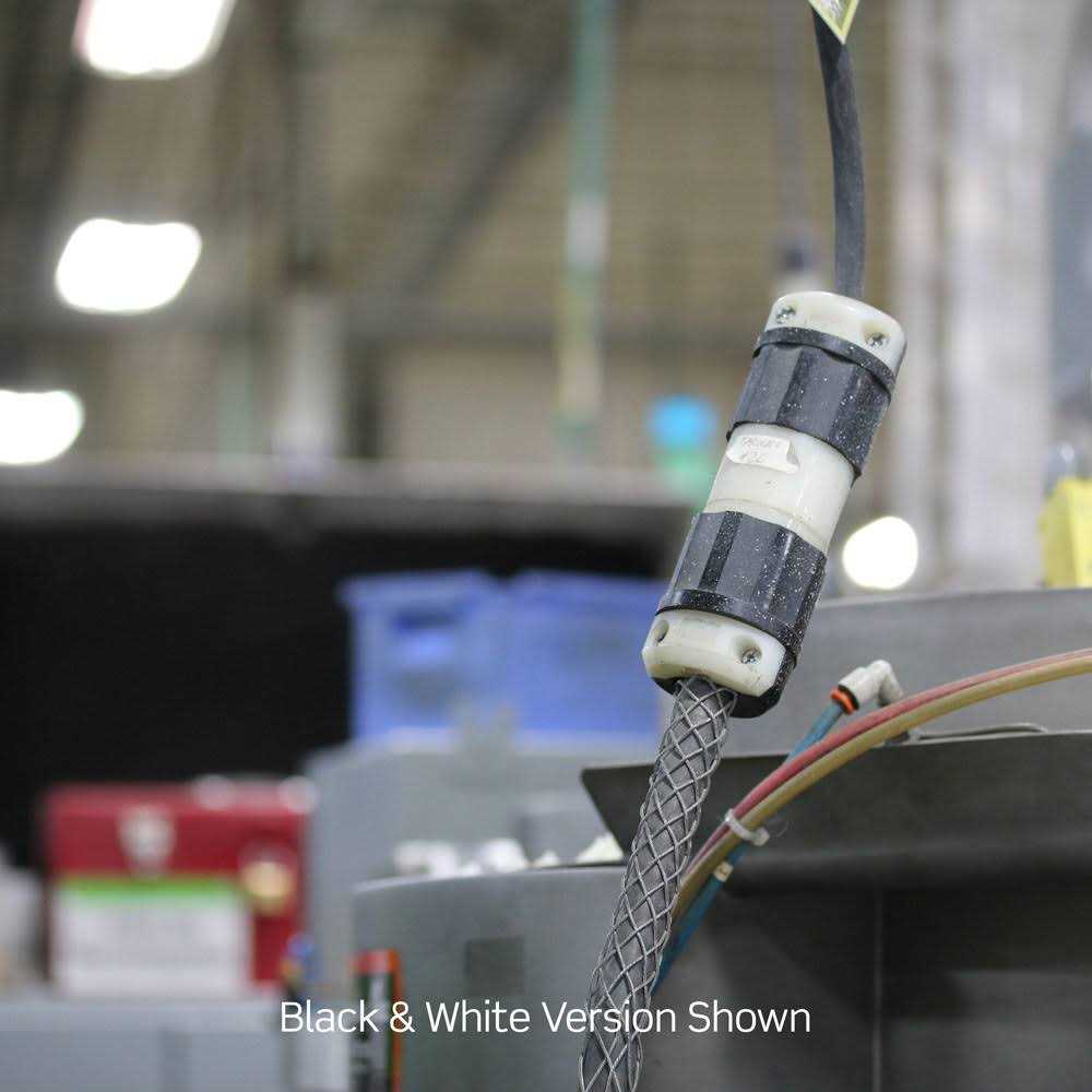 Leviton 30A / 125V 2 Pole 3 Wire Ground Plug - Image 3